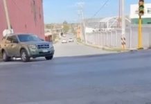 Chocan camioneta en el boulevard Hidalgo y dejan daños materiales
