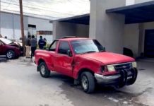Chocan camionetas y dejan cuantiosos daños materiales en concurrida colonia