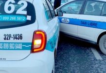 Chocan taxis en concurrida avenida y dejan solo daños materiales