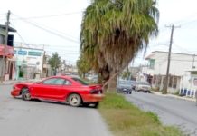 Chocan unidades y dejan daños materiales en concurrida vialidad
