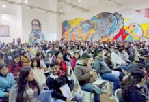Ciudadanos acuden a entregar documentos para becas municipales de primaria