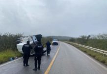 Alerta: Circulación cerrada en carril de sur a norte en Carretera Federal 180 Aldama, Tamaulipas.- Tras la volcadura de un tractocamión a la altura del kilómetro 56 de la Carretera Federal 180 Costera del Golfo, la circulación se encuentra cerrada en el carril de sur a norte de esta vía de comunicación. El hecho se registró en las inmediaciones del ejido Las Yucas del municipio de Aldama. Personal de la Guardia Estatal de Apoyo Carretero comisionado a la Estación Segura Aldama acudió para brindar auxilio al chofer, quien manifestó requerir atención médica. Extreme precauciones al conducir.