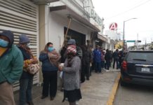 Abuelitos hacen fila para cobrar pensión a pesar del frío