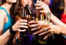 Padres invitan alcohol a adolescentes