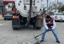 Sondea COMAPA drenaje sanitario en fraccionamiento Nuevo Reynosa