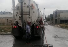 Atiende COMAPA limpieza de drenaje sanitario en Granjas Económicas