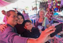 Acude Úrsula Salazar al rodante de la Echeverría en Tampico, y ciudadanos aprovechan para tomarse fotos con ella