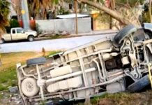 Vuelca unidad y deja personas lesionadas en colonia popular