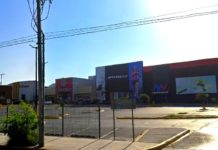 Rateros ocasionan daños en unidad para robar pertenencias en Plaza Real