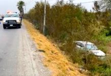 Unidad se sale de camino en libramiento a Monterrey y deja daños materiales