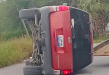 Vuelca camioneta en concurrida vialidad dejando solo daños materiales
