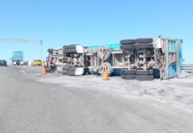 Vuelca tráiler en carretera Reynosa-Matamoros dejando cuantiosos daños materiales