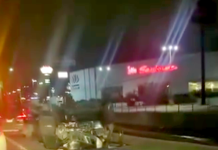 Vuelca unidad en concurrido boulevard y deja daños materiales