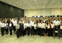 Trabajadores de fiesta; anuncia Américo aumento del 20% a burócratas