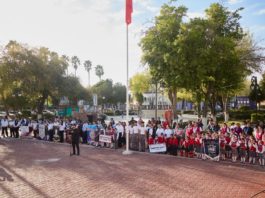 Abanderan y celebran día de la Bandera en Camargo