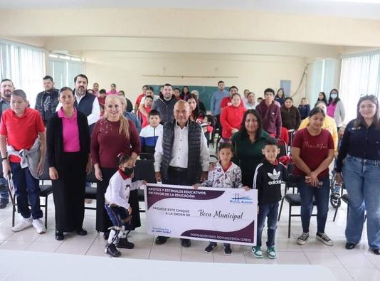Alumnos del Centro de Atención Múltiple (CAM) “Juanita Balderas López” reciben becas