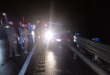 Vehículo que derrapó y se impactó contra el muro de contención