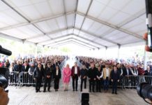 Entrega gobernador apoyos para mejorar servicios e infraestructura en Victoria