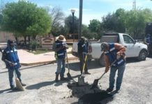 Realizan trabajos de bacheo en esa importante comunidad del sur