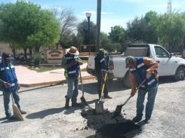 Realizan trabajos de bacheo en esa importante comunidad del sur
