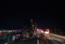 Se impactan dos tracocamiones en carretera a Llera