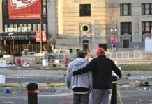 Tiroteo en Kansas City opaca la celebración de los bicampeones de la NFL; hay dos muertos