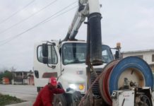 Sondeó COMAPA drenaje sanitario en colonias del Sector Centro