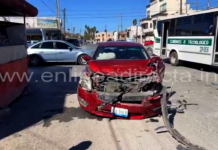 Aparatoso accidente vehicular deja daños materiales en la calle del Taco