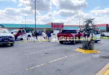 Hallan cadáver en estacionamiento de centro comercial