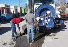 Sondeó COMAPA drenaje sanitario en Rincón de las Flores