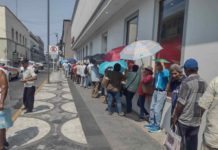 Llaman a abuelitos a evitar largas filas para cobrar pensión de AMLO