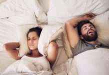 Qué es el “sleep divorce” (o el “divorcio del sueño”), el creciente número de parejas que duermen en piezas separadas