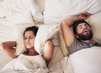 Qué es el “sleep divorce” (o el “divorcio del sueño”), el creciente número de parejas que duermen en piezas separadas