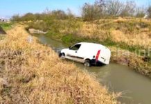 Se sale unidad de la carretera y cae en dren desalinizador de aguas negras
