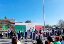 Abanderan a estudiantes en el día de la Bandera