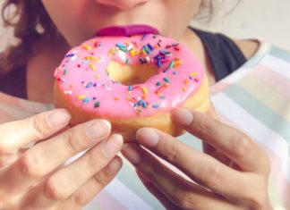 4 razones por las que sentimos la necesidad de comer azúcar o carbohidratos (y cómo podemos controlarla)