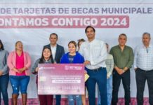 Entregó el Presidente Carlos Peña Ortiz tarjetas de Becas para estudiantes de Secundaria