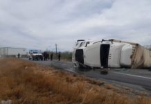 Vuelca trailer sobre carretera a Victoria-Monterrey