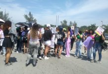 Con tendedero y marcha alumnas de la UAT alzan la voz en el 8M