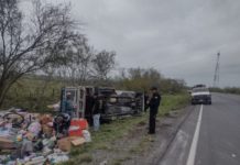 Vuelca unidad sobre carretera a San Fernando
