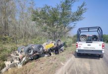 Vuelca unidad en carretera a Ocampo y deja daños
