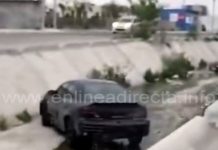 Cae unidad en canal de aguas negras y deja daños