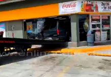 Camioneta se proyecta contra tienda de conveniencia y deja daños materiales