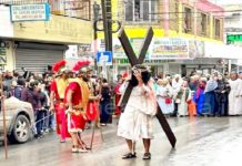 Católicos reviven el Viacrucis de Jesús este Viernes Santo