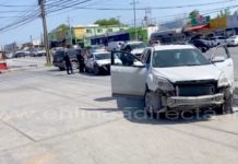 Choca camioneta y motocicleta dejando un lesionado en concurrida vialidad