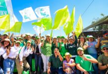 Alzan la V de Verde con Maki Ortiz en el tianguis Las Torres