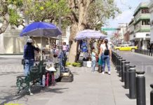 Reubican de manera temporal a 5 comerciantes que expenden veladoras y flores en exterior de Catedral de Tampico