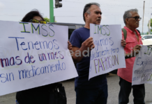 Protestan derechohabientes por falta de medicamentos en el IMSS