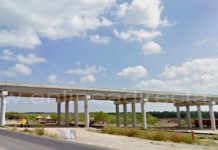 Rateros amagan y agreden a su victima para asaltarla en concurrida carretera