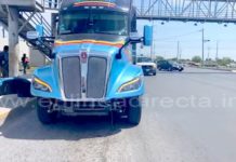 Se impacta tráiler con unidad compacta en libramiento Monterrey